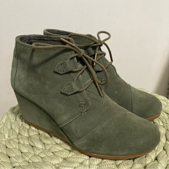 TOMS Kala Dusty Olive Green Suede Lace Up Wedge Booties Size 8.5 - Picture 1 of 8